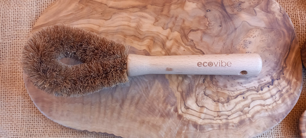 Coconut scrub with wooden handle